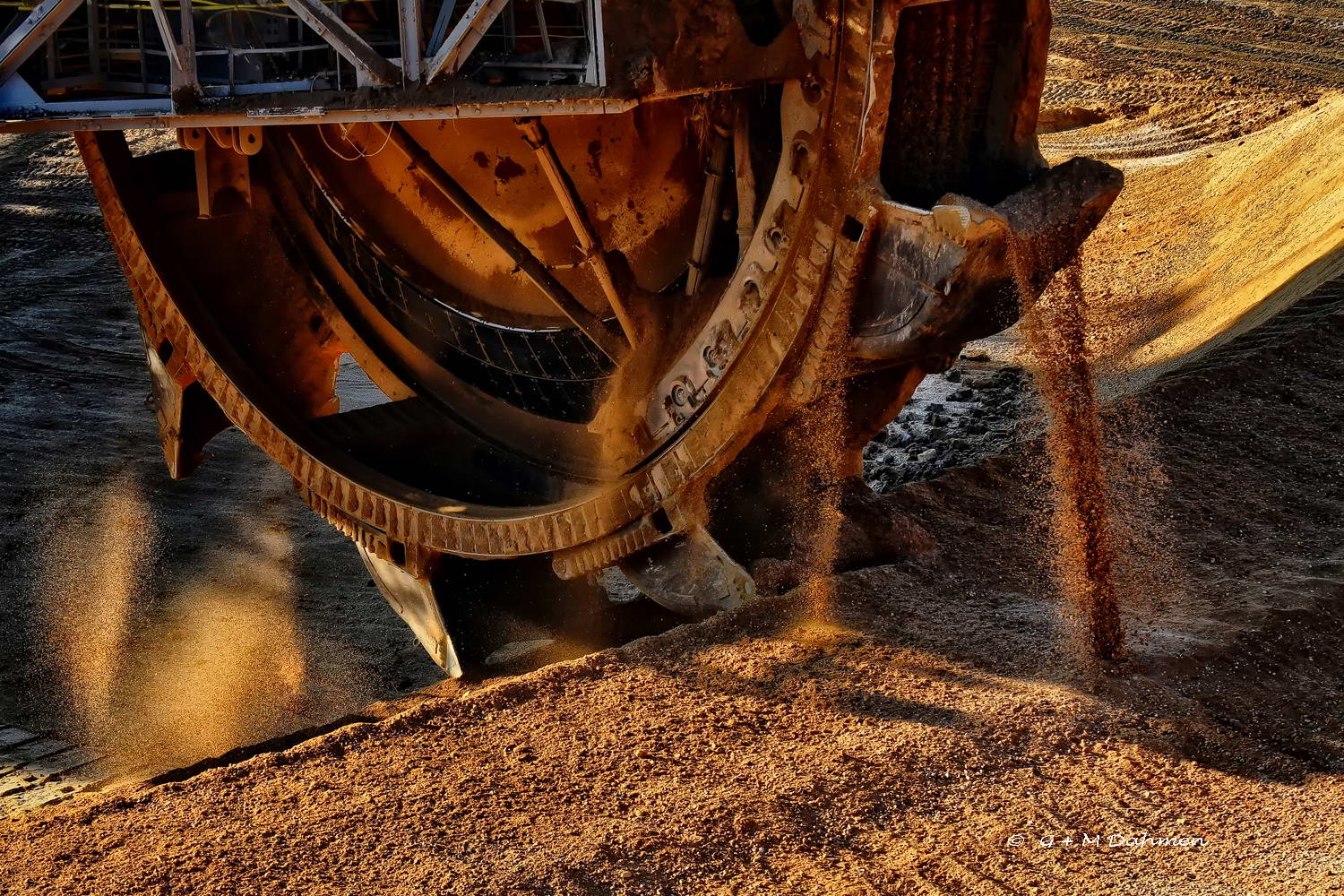 Bagger im Tagebau Hambach